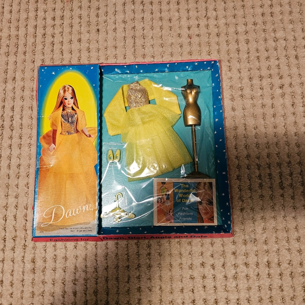 1970s vintage NWT Topper outfit for Dawn dolls. Original box and cellophane.